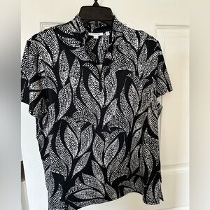 Chicos Zenergy women’s Black and White Leaf Print polo Shirt. Sz 2 $20